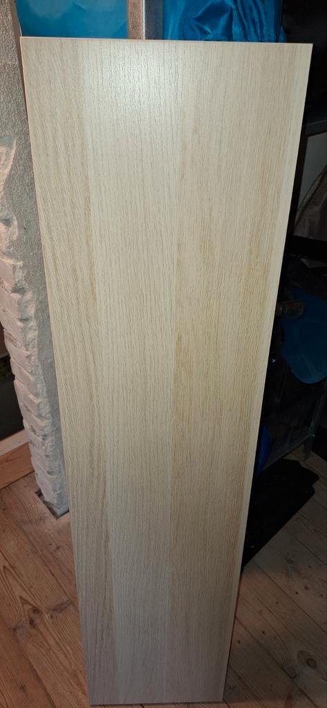 2 IKEA Planken Eikenhout + Beugels, Huis en Inrichting, Woonaccessoires | Wandplanken en Boekenplanken, Zo goed als nieuw, Ophalen