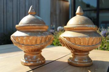 Set van 2 decoratieve goudkleurige sierpotten beschikbaar voor biedingen