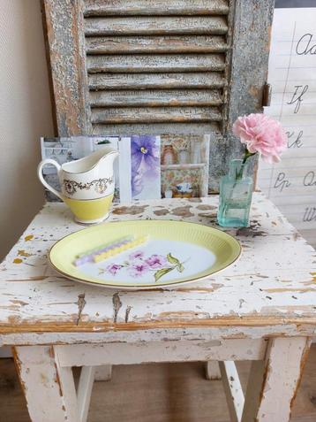 Prachtig oud pastel schaaltje met lila bloem beschikbaar voor biedingen