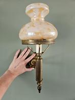 Vintage wandlamp messing met bijzondere glazen kap, Huis en Inrichting, Lampen | Wandlampen, Ophalen of Verzenden, Gebruikt, Glas