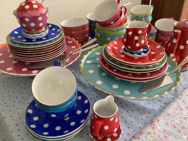 Oilily servies te huur voor High Tea, 10 personen, €20,00, Hobby en Vrije tijd, Feestartikelen | Verhuur, Gebruikt, Overige, Ophalen