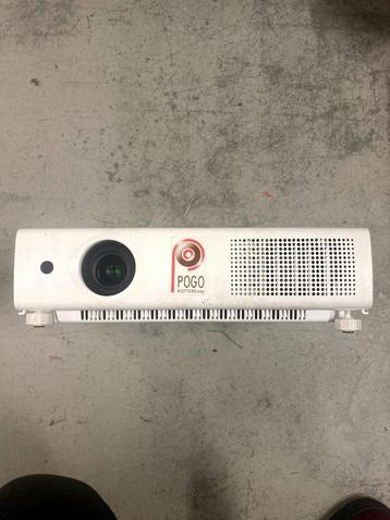 Sanyo 4500 ANSI lumen XU-105 projector