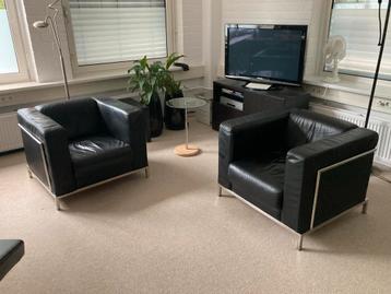 Twee leren Corbusier-stijl fauteuils beschikbaar voor biedingen