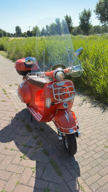Elektrische scooter - Vespa retro stijl - ALS NIEUW. beschikbaar voor biedingen
