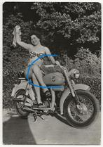 MV Agusta motor pin up vrouw, Ophalen of Verzenden, 1960 tot 1980, Gelopen, Voertuig