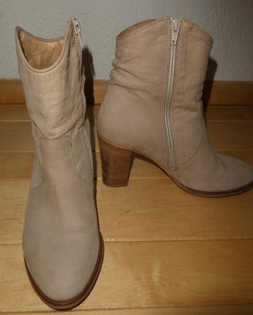 Via Vai enkellaarzen maat 39 zandkleurig beige hak 8,5 cm beschikbaar voor biedingen
