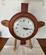Wand/ standen klok op hout, Antiek en Kunst, Antiek | Klokken, Ophalen of Verzenden