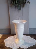 Wedgwood vaas met lichte schade, Overige kleuren, Aardewerk of Porselein, Ophalen of Verzenden, Zo goed als nieuw