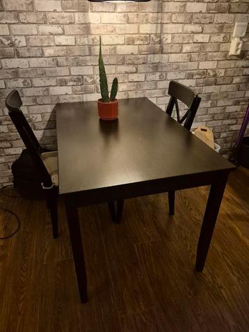 Eettafel met 2 stoelen  beschikbaar voor biedingen