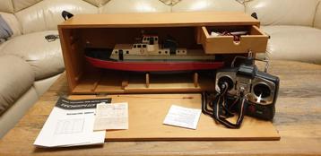 Vintage modelboot in houten kist, compleet met zender etc. beschikbaar voor biedingen