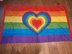 De bekende regenboog vlag met HART., Diversen, Vlaggen en Wimpels, Ophalen of Verzenden, Zo goed als nieuw