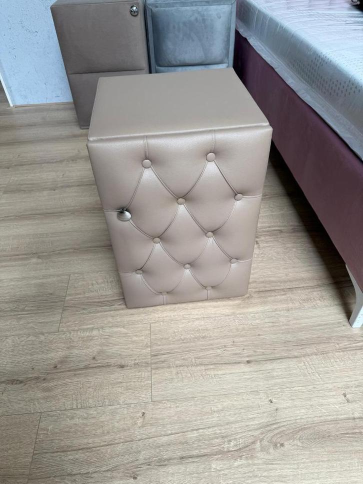 ️ OPRUIMING |  Beige Nachtkastje met Ruitstiksel | OP=OP, Huis en Inrichting, Slaapkamer | Nachtkastjes, Nieuw, Minder dan 55 cm