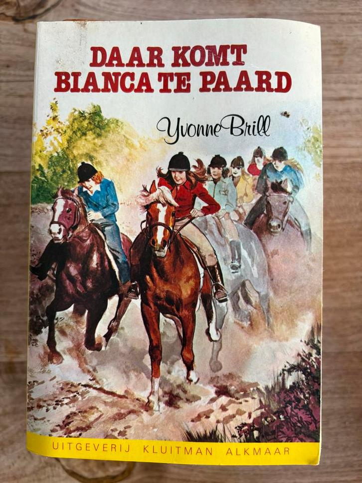 Daar Komt Bianca te Paard - Yvonne Brill, Boeken, Kinderboeken | Jeugd | 10 tot 12 jaar, Gelezen, Fictie, Ophalen of Verzenden