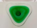 Groene glazen assymeterische schaal, Schaal, Ophalen of Verzenden, Overige vormen, Glas