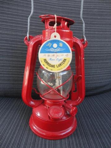 Rode stormlamp , olielamp, kampeerlamp, petroleumlamp beschikbaar voor biedingen