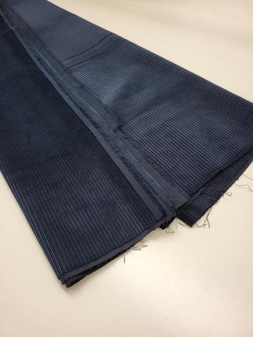 Marineblauw ribfluweel 1,60 meter beschikbaar voor biedingen