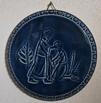 Keramisch blauw wandbord met reliëfafbeelding, Ophalen
