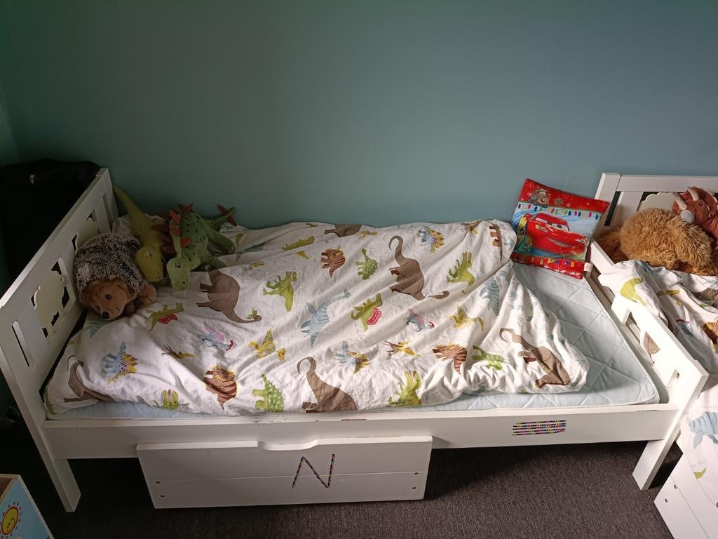 Peuterbed met schaapjes (twee stuks), Kinderen en Baby's, Kinderkamer | Bedden, Gebruikt, 70 tot 85 cm, Matras, 140 tot 160 cm