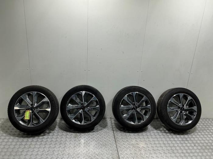 Velgen set + banden van een Kia Stonic (Stonic 17-), 12 maanden garantie, Gebruikt, -, -