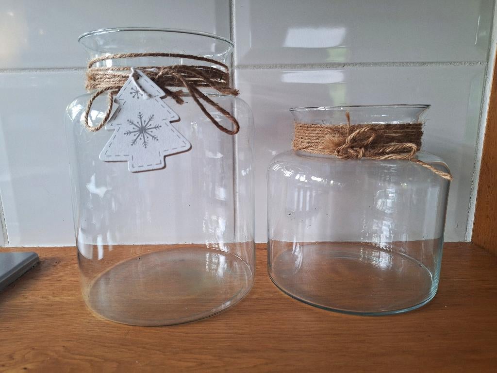 2 grote glazen windlichten transparant in nieuwstaat, Huis en Inrichting, Woonaccessoires | Kandelaars en Kaarsen, Ophalen, Overige materialen