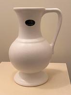 AAG Gouda schenkkan wit vaasje, Wit, Aardewerk of Porselein, Ophalen of Verzenden, Zo goed als nieuw