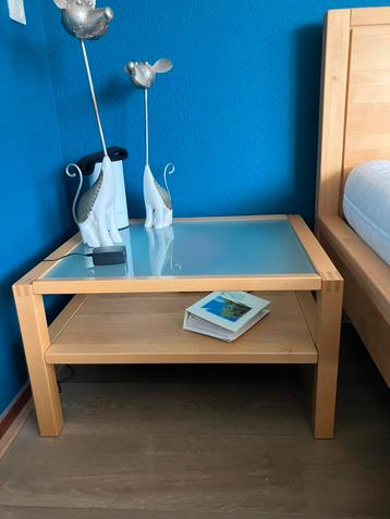 Bijzet tafels;eiken hout met matglazen uitneembaar blad beschikbaar voor biedingen