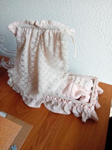 Vintage poppen wiegje met popje beschikbaar voor biedingen