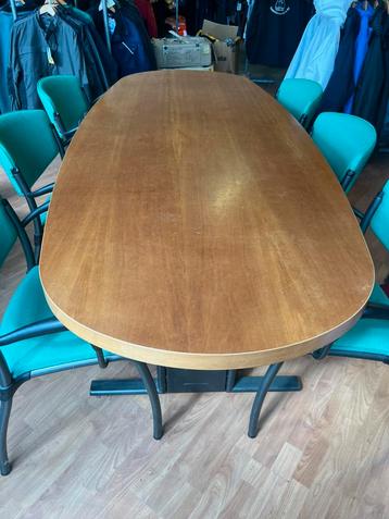 Ovale tafel met 6 stoelen beschikbaar voor biedingen
