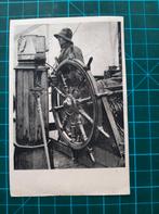 ansichtkaart a295) boot met stuurman zuidwester aan stuurrad, Ophalen of Verzenden, 1940 tot 1960, Gelopen, Ambachten of Beroep