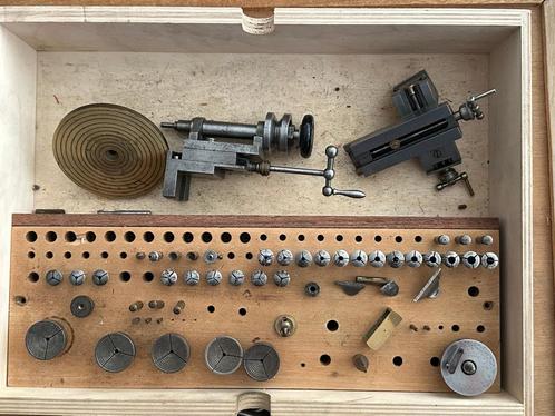 Horlogemakersdraaibank diverse toebehoren in kist, Antiek en Kunst, Antiek | Gereedschap en Instrumenten, Ophalen of Verzenden