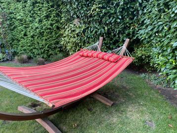 Twee persoonshangmat met degelijk en stevig houten onderstel beschikbaar voor biedingen