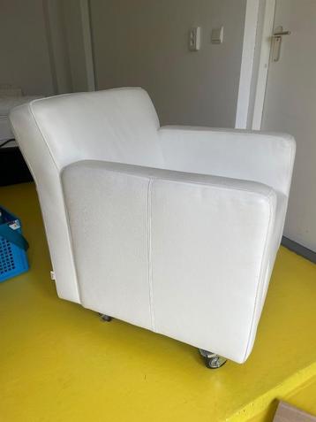 Wit leren fauteuil en hocker