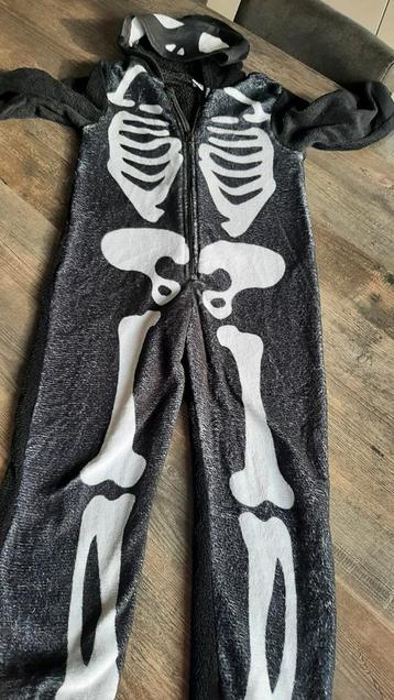Heerlijke Onesie met skeletafbeelding - Maat 116 beschikbaar voor biedingen