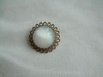 Ronde broche met steen wit met parelmoer glans ca jaren 50, Ophalen of Verzenden, 4 tot 7 cm, Wit, Brons