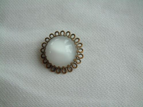 Ronde broche met steen wit met parelmoer glans ca jaren 50, Sieraden, Tassen en Uiterlijk, Broches, Brons, Wit, 4 tot 7 cm, Ophalen of Verzenden