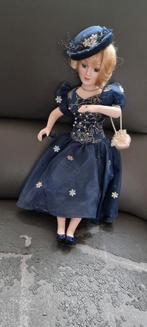 Porseleinen pop met blauwe jurk en hoed, Ophalen of Verzenden, Gebruikt, Pop