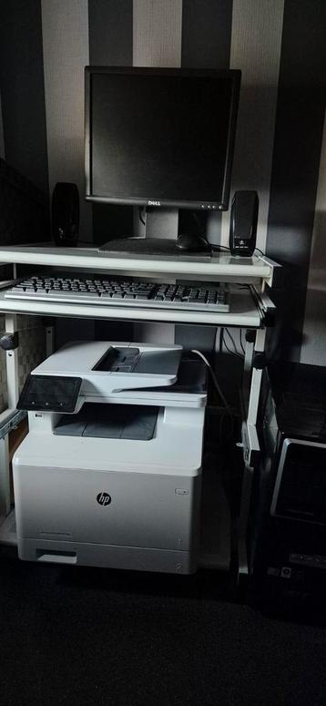 Licht grijze computertafel beschikbaar voor biedingen