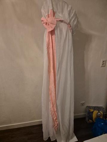 Wit met roze hemeltje beschikbaar voor biedingen