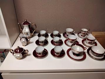 Mooi servies goed diverse super mooi in een vitrine kast  beschikbaar voor biedingen