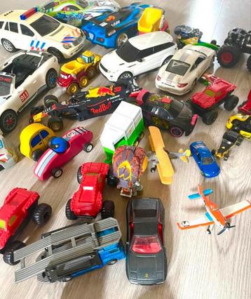 Grote verzameling speelgoedauto's en vliegtuigen beschikbaar voor biedingen