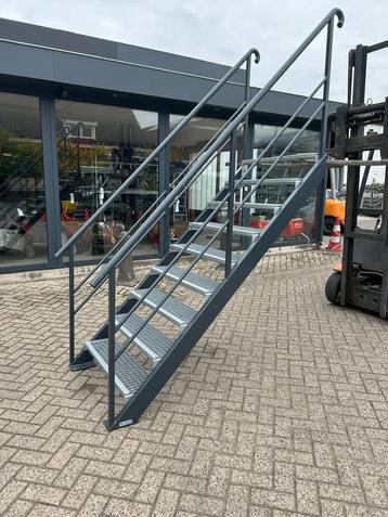 Stalen trap/metalen trap/entresol trap/verdiepingstrap 170CM beschikbaar voor biedingen