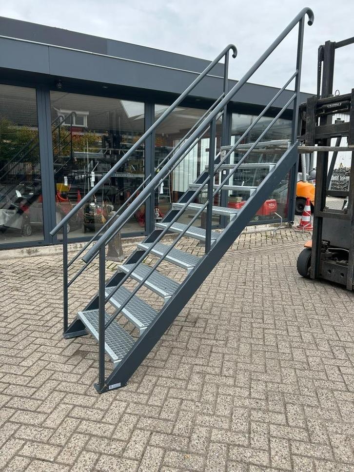 Stalen trap/metalen trap/entresol trap/verdiepingstrap 170CM, Doe-het-zelf en Verbouw, Ladders en Trappen, Gebruikt, Trap, Minder dan 2 meter