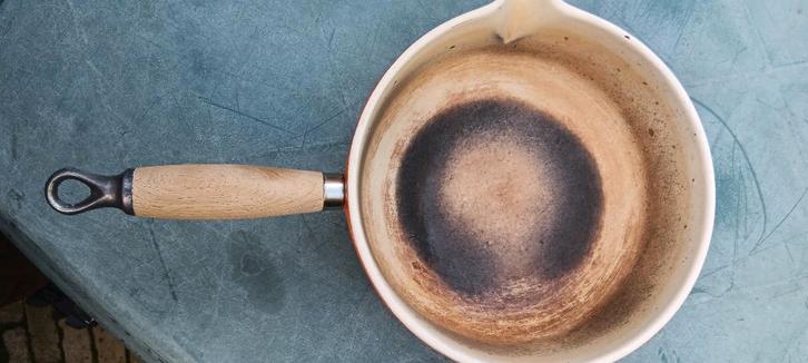 2 Vintage LE CREUSET oranje steelpan zwaar geleefd Ø22 + Ø20, Huis en Inrichting, Keuken | Potten en Pannen, Gebruikt, Kookpan of Snelkookpan