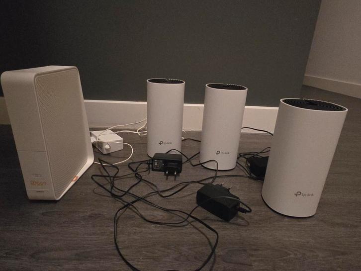 Ziggo Modem Router + 3 TP-Link WiFi Boosters, Computers en Software, Routers en Modems, Gebruikt, Router met modem, Ophalen