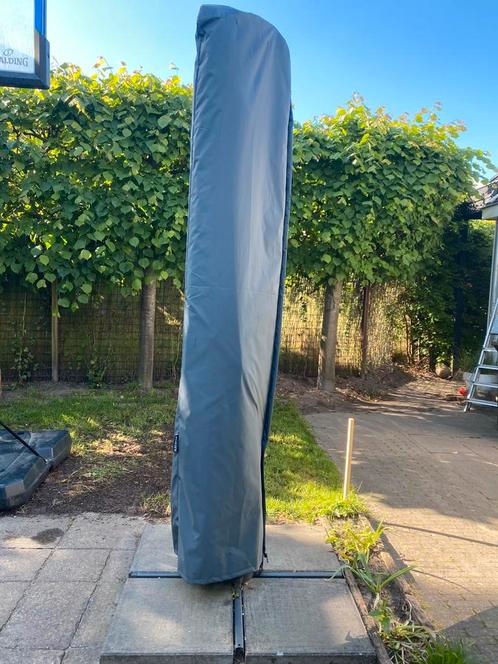 Luxe hangparasol met voet – in uitstekende staat, Tuin en Terras, Parasols, Zo goed als nieuw, Zweefparasol, Ophalen