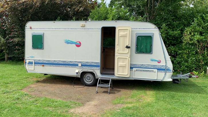 Adria B502UP met Mover & Voortent!, Caravans en Kamperen, Caravans, Particulier, tot en met 4, 750 - 1000 kg, Rondzit, Adria, Frans bed