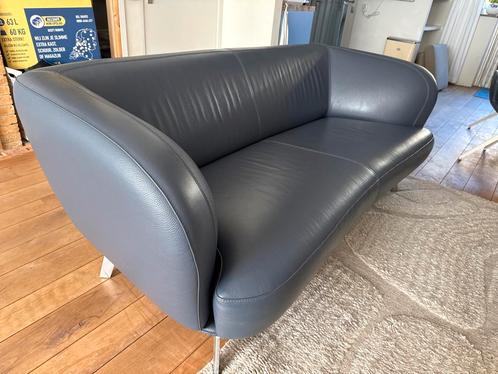 Leolux Flint 2.5 zitsbank leer blauwgrijs, Huis en Inrichting, Banken | Sofa's en Chaises Longues, Zo goed als nieuw, Tweepersoons