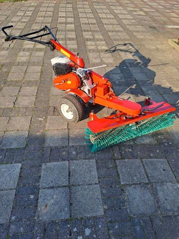 Treker met veegborstel  beschikbaar voor biedingen