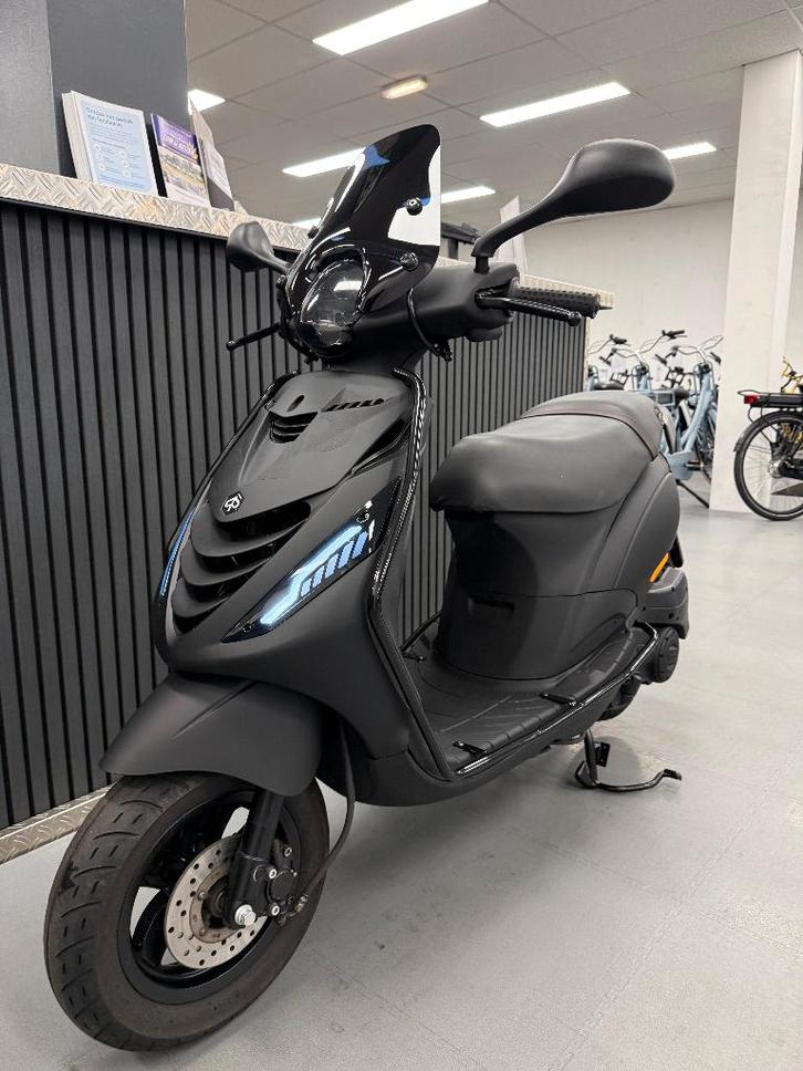 Piaggio Zip Brom SP Mat Zwart E5 45KM BJ 2023 Full Option, Fietsen en Brommers, Scooters | Piaggio, Zo goed als nieuw, Zip, Maximaal 45 km/u
