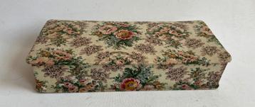 Vintage ruime stoffen doos gebloemd Frans brocante beschikbaar voor biedingen
